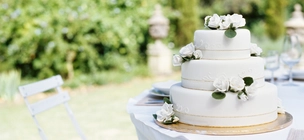 torta za vjenčanje na bijelom stolu