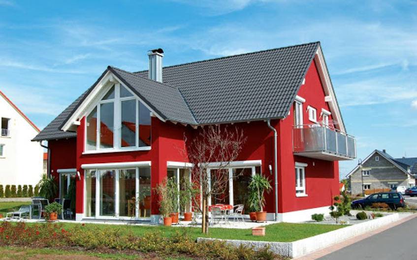 kuća s previše naglašenom crvenom fasadom