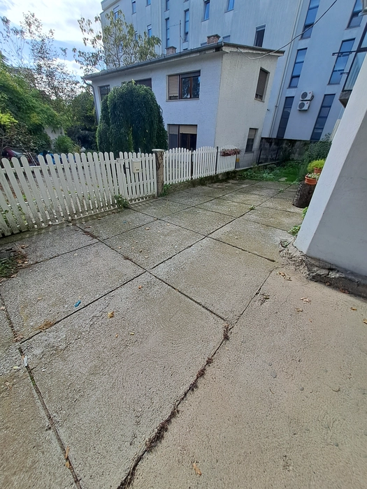 Uneven concrete driveway sloping (103006)