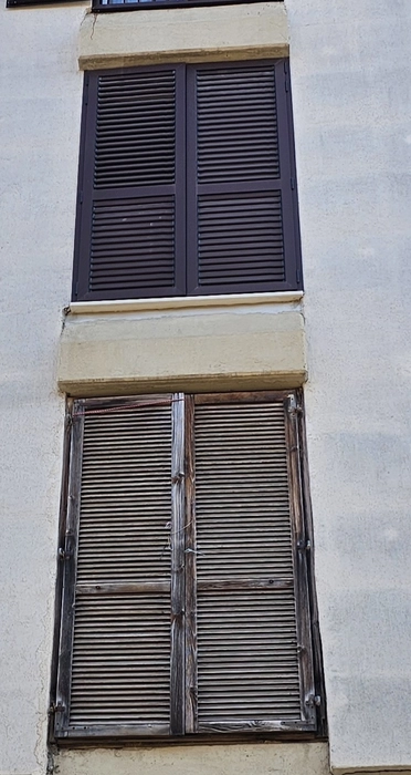 worn window shutters (105866)