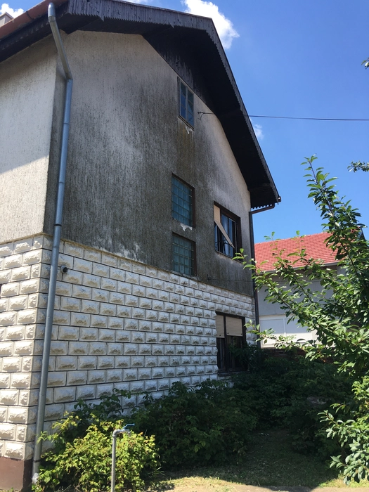 Mildew buildup on house facade (111001)