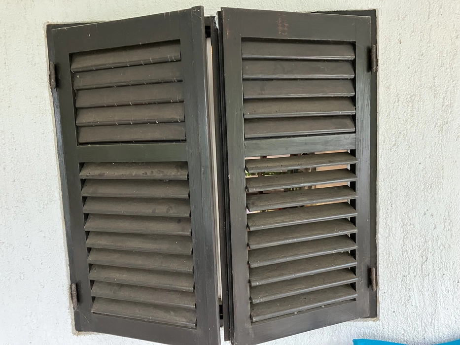 weathered wooden shutters problem (100968)