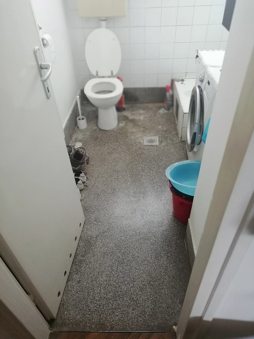 Bathroom with floor drainage problem (14406)